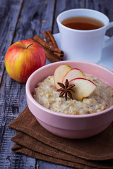 Oatmeal with apple, cinnamon and anise
