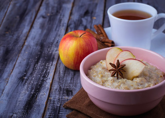 Oatmeal with apple, cinnamon and anise