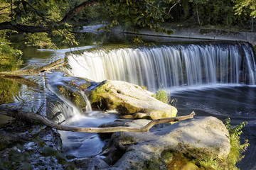 Fototapeta premium Wasserfall Töss Spiegelungen Herbst