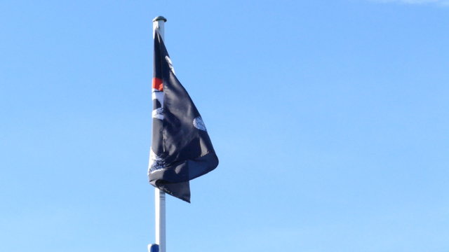 Piratenfahne flattert im Wind