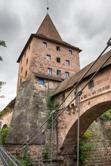 Fototapeta na wymiar Kettensteg und Brückenhaus in Nürnberg, Deutschland