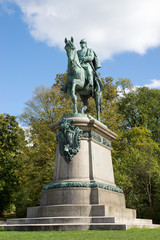 Fototapeta na wymiar Reiterdenkmal Herzog Ernst II im Hofgarten von Coburg, Deutschland