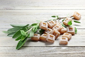 Salbeibonbons auf Holzuntergrund