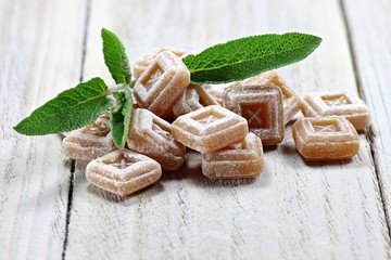 Salbeibonbons auf Holzuntergrund