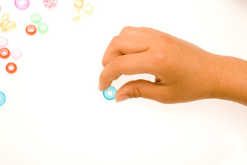 ビーズを集める子供の手