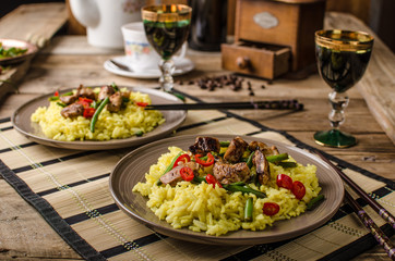 Curry rice with crisp chicken meat and chilli