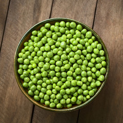 Peas (lat. Pisum sativum) in bowl (Selective Focus, Focus on the lower half of the peas in the bowl)