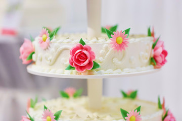 Obraz na płótnie Canvas White wedding cake decorated with flowers