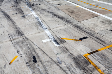 Reifenspuren auf dem Asphalt einer Rennstrecke