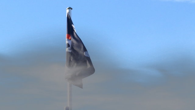 piratenfahne flatter im Wind im Nebel