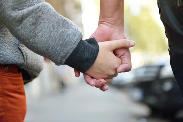 Hände von Mutter und Kind im Freien, Nahaufnahme. Mutter hält Hand von © Khorzhevska
