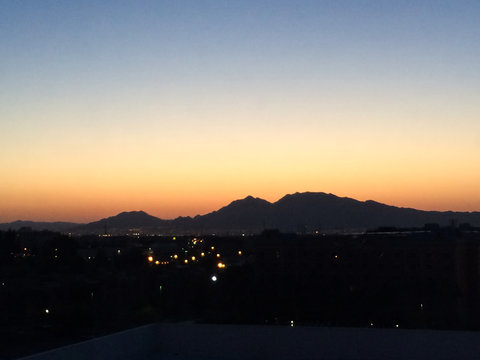 Sonnenaufgang in Las Vegas hinter dem Sunrise Mountain