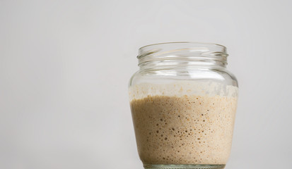 Tarro con masa madre (masa de harina fermentada) para hacer pan
