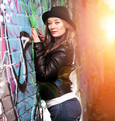 Stylische Frau Outdoor Posing