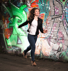 Stylische Frau Outdoor Posing