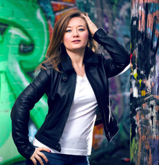 Stylische Frau Outdoor Posing