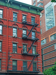 Una tipica casa newyorkese nel quartiere di Soho, scale antincendio, scalette di emergenza, ferro,...