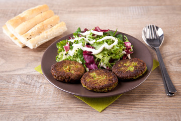 Falafel mit frischem Salat und Fladenbrot