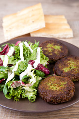 Falafel mit frischem Salat und Fladenbrot
