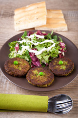 Falafel mit frischem Salat und Fladenbrot