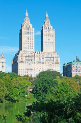 Palazzo San Remo riflesso nel laghetto di Central Park, polmone verde, natura, alberi, parco pubblico, New York