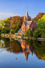 Naklejka premium Brugia, Belgia: The Minnewater (lub Lake of Love), bajkowa scena
