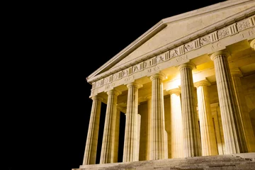 Lichtdoorlatende gordijnen Artistiek monument Temple of Canova night view. Roman columns