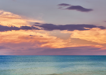 Fototapeta na wymiar Beautiful sea sunset cloudy sky