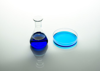 Labor - Forschung, Erlenmeyerkolben und Petryschale mit blauer Flüssigkeit