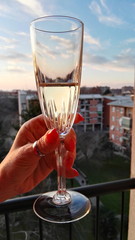 Obraz premium Calice di spumante con mano femminile