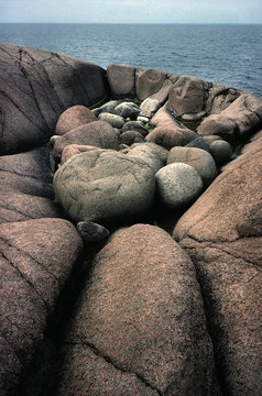 Stenar på Blå Jungfrun en av våra nationalparker
som ligger i Kalmarsund