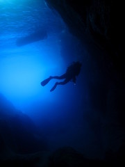 Obraz premium Cavern diver silhouette