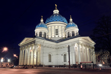 Fototapeta na wymiar night view of the Troitsky Cathedral in St. Petersburg, Russia
