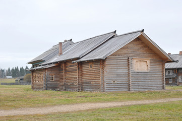 Obraz premium old wooden house in Russian village village of Semyonkovo, Volog