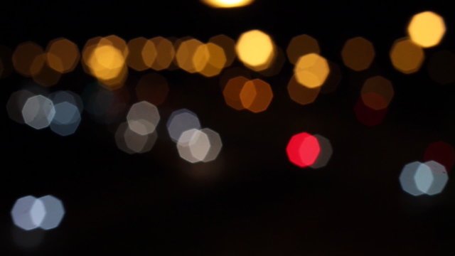 Autoverkehr nachts in der Stadt mit Unsch&auml;rfe