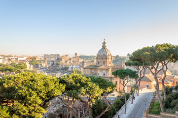 Naklejka premium Widok z lotu ptaka starożytnego centrum Rzymu