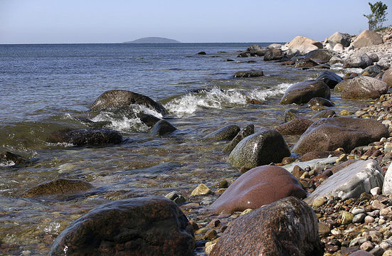 &Ouml;landsstrand p&aring; norra &ouml;n Kalmarsund med Bl&aring; Jungfrun i horisonten