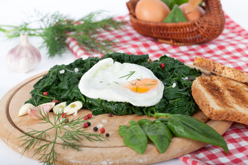 Spinach and eggs with dill and pepper