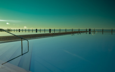 Fototapeta premium Outdoor-Swimminigpool am Meer