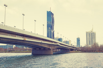 Fototapeta premium ponte con grattacielo commerciale sul fiume