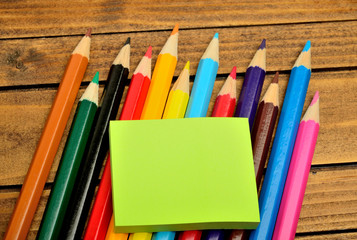 Obraz premium Empty notes with colorful pencils