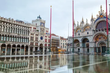 Fototapeten Markusplatz in Venedig, Italien © andreykr