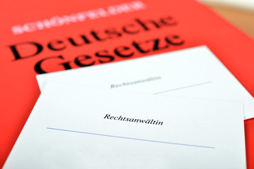 Kanzlei einer Anwältin mit Gesetzesbüchern 