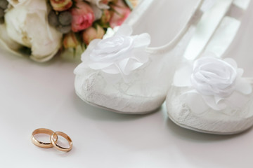 Obraz na płótnie Canvas wedding rings and bridesmaid shoes.