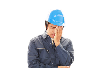 疲れた表情の医師