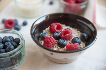 Joghurt mit Beeren und Müsli 