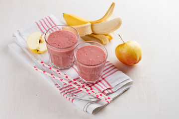 Apple, berry and banana smoothie (milkshake)