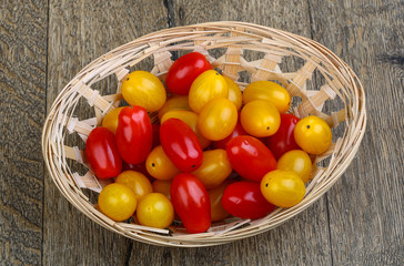 Yellow and red cherry tomatoes