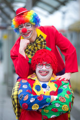 zwei lustige clowns zum straßenkarneval