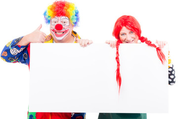 pippi langstrumpf und clown zeigen auf hinweisschild
